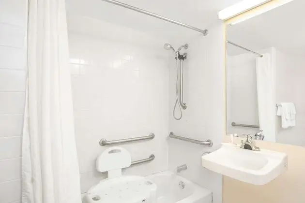 Days Inn by Wyndham Tallahassee University Center - Banyo Tipleri