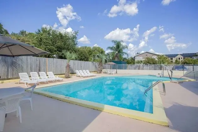 Days Inn by Wyndham Tallahassee University Center - Havuz