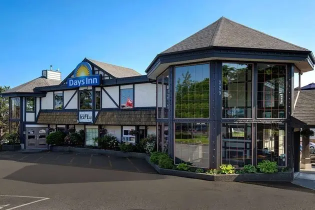 Days Inn by Wyndham Victoria Uptown - Dış Mekan