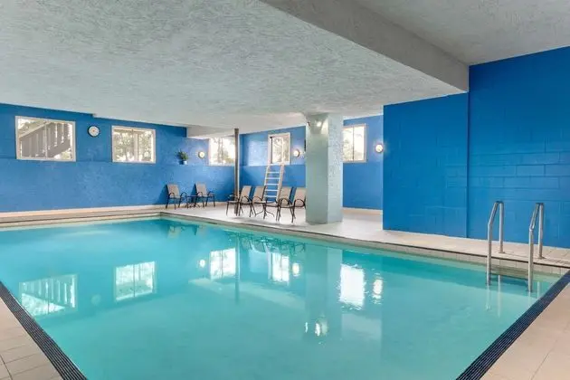 Days Inn by Wyndham Victoria Uptown - Havuz