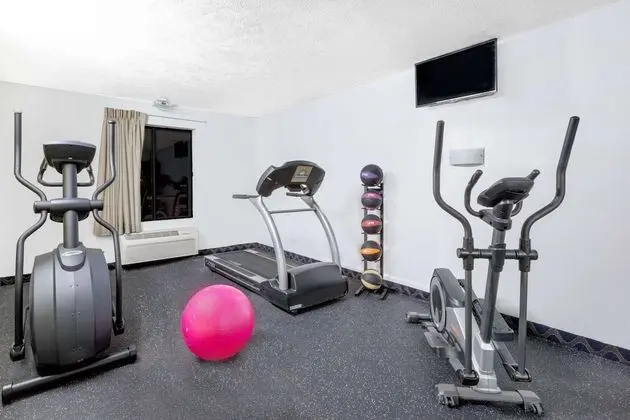 Days Inn by Wyndham Warrensburg - Fitness
