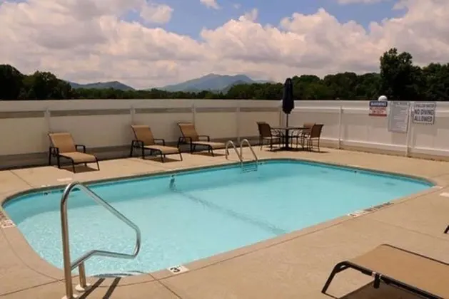 Days Inn by Wyndham Waynesville NC - Havuz