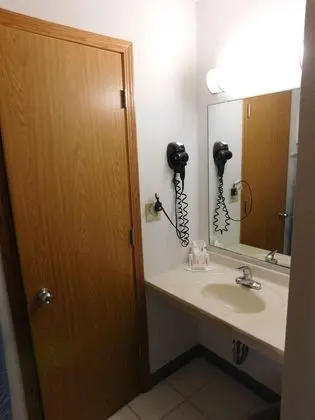 Days Inn by Wyndham West Branch Iowa City Area