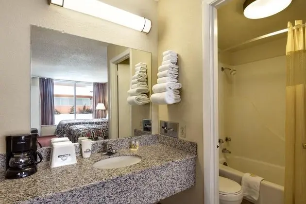 Days Inn by Wyndham White House