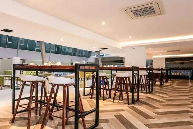 Days Hotel and Suites Fraser Business Park KL - Yerinde Yemek