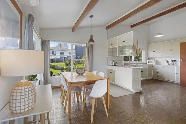 Dazzling Mairangi Bay Retreat Sea Views - Mutfak