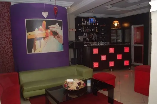 Dcove Hotel & Suites