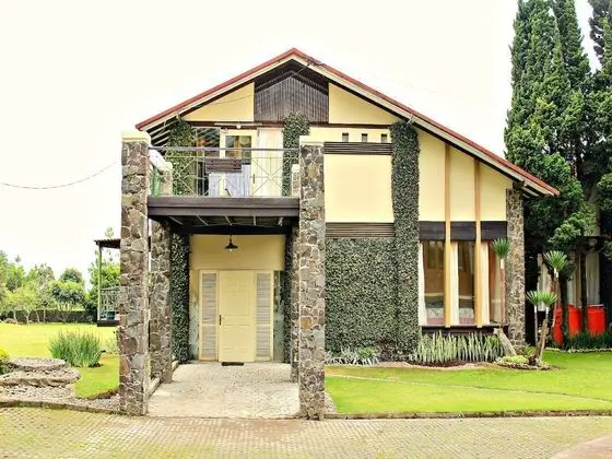 De Villa Istana Bunga by HouseinBandung