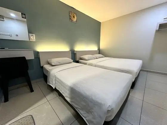 DE UPTOWN HOTEL P J 222