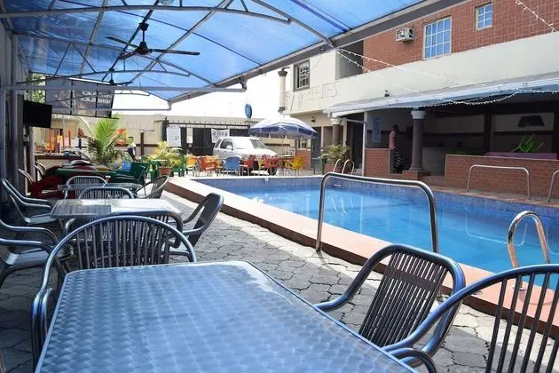 De'elites Pool Bar & Inn