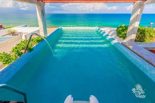 Deep Blue Condos - Havuz