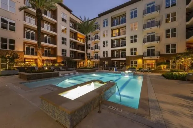 Deep Cleaned Modern 2BR Apt Downtown Location