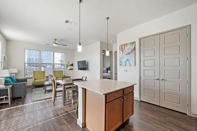 Deep Cleaned Modern 2BR Apt Downtown Location - Oda