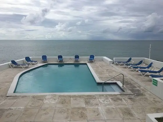 Delaporte Point Oceanfront Townhouse - Havuz