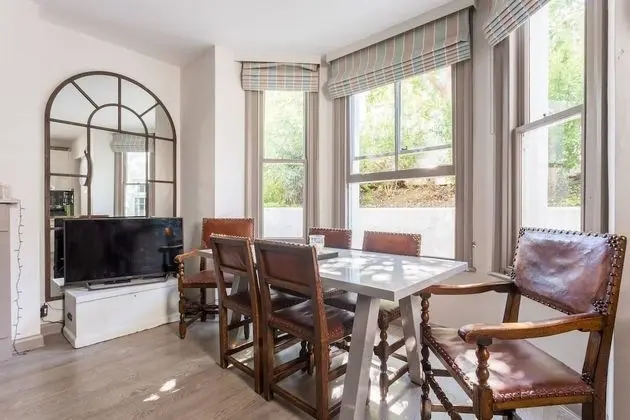 Delightful 2 bed Garden Flat in Shepherd's Bush - İç Mekan