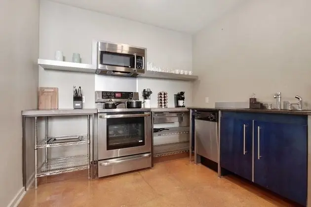 Delightful 2br/2ba Industrial Apt in Nola by Domio - Mutfak