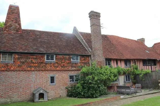 Delightful 4BD Home Full of Flair Edenbridge Kent