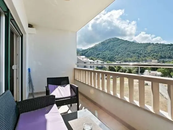 Delightful Apartment in Drvenik With Balcony