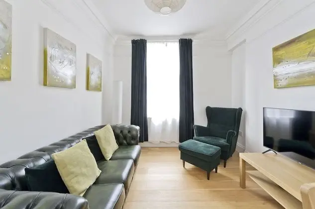 Delightful Apartment in the Heart of Westminster by Underthedoormat