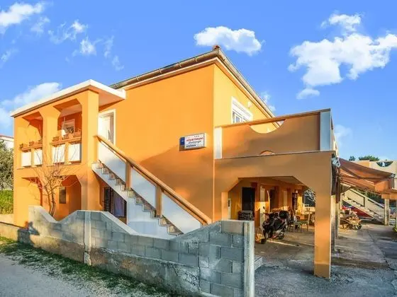 Delightful Apartment in Vir With Garden