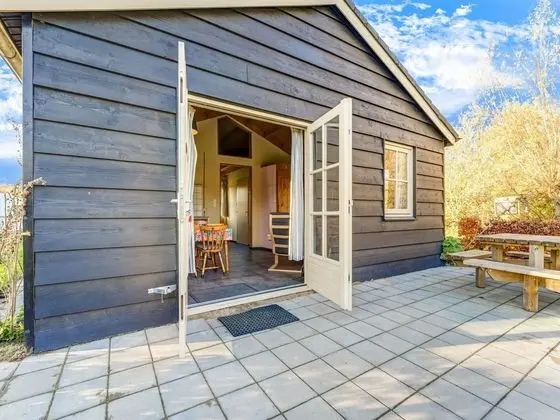 Delightful Holiday Home in Lage Zwaluwe With Garden - Dış Mekan