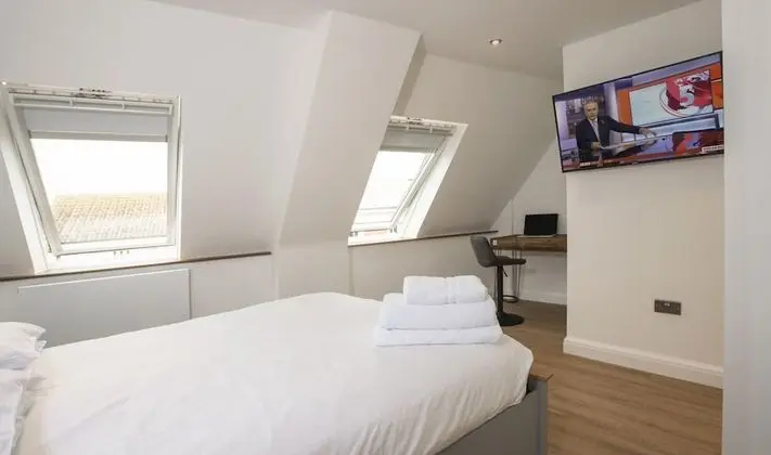 Delightfully Bright 2 Bedroom Apartment in the Heart of Old Town Swindon - Oda