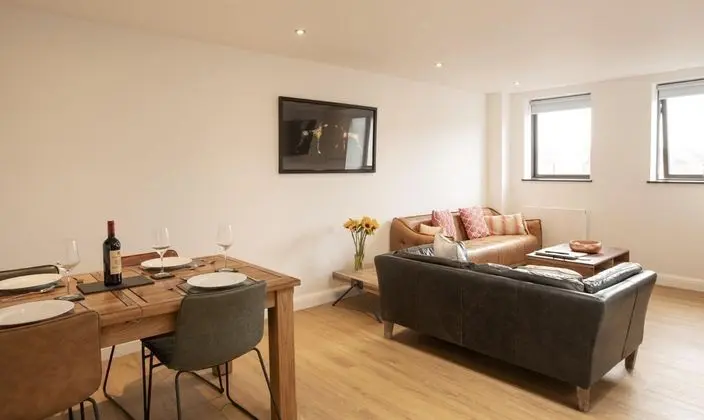 Delightfully Bright 2 Bedroom Apartment in the Heart of Old Town Swindon - Öne Çıkan Resim