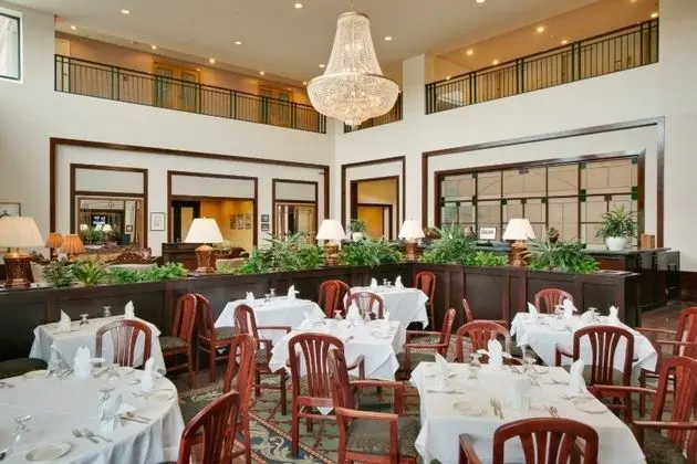 Delta Hotels by Marriott Chicago North Shore Suite - Yeme / İçme