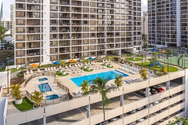 Deluxe 12th Floor Garden View Condo at Waikiki Banyan by Redawning - Dış Mekan