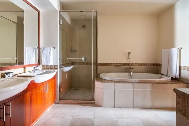 Deluxe 1BR in Fairmont South W/ Huge Balcony & Beach Club Membership! - İç Mekan