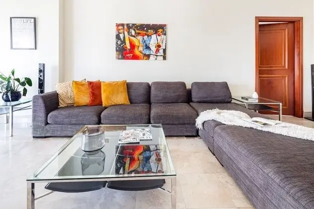 Deluxe 1BR in Fairmont South W/ Huge Balcony & Beach Club Membership! - İç Mekan