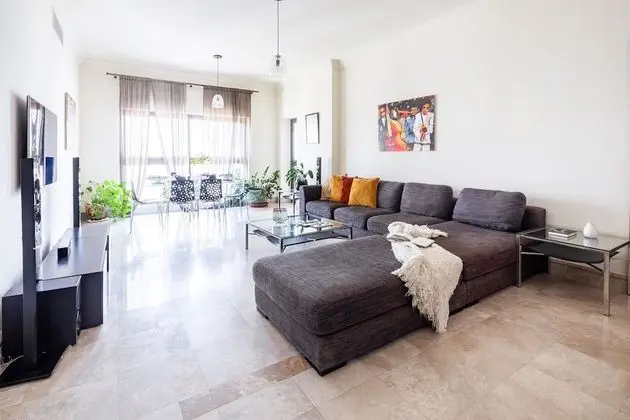 Deluxe 1BR in Fairmont South W/ Huge Balcony & Beach Club Membership! - İç Mekan