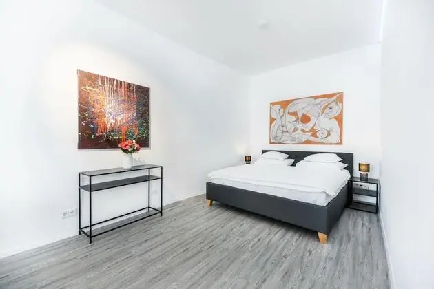 Deluxe Apartment Art Collection With King Bed and Air Conditioning