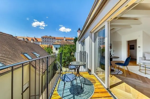 Deluxe Apartment With Balcony Parking and Elevator in the City Centre