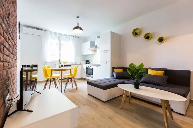 Deluxe Apartment near Bridge