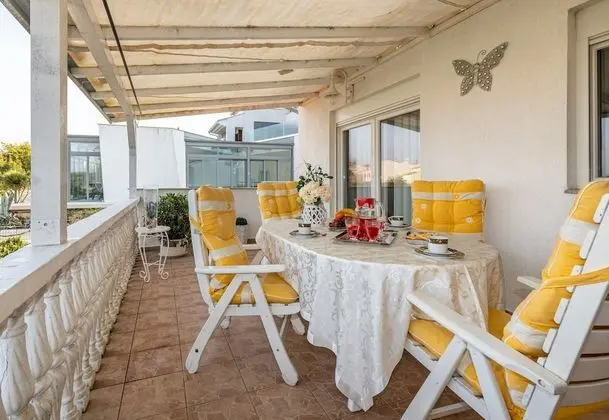 Deluxe Apartment Sandra 1200m From Beach