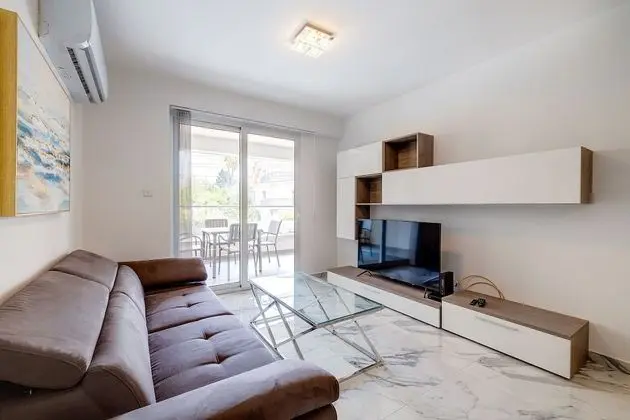 Deluxe Apartment Steps to St George s Bay