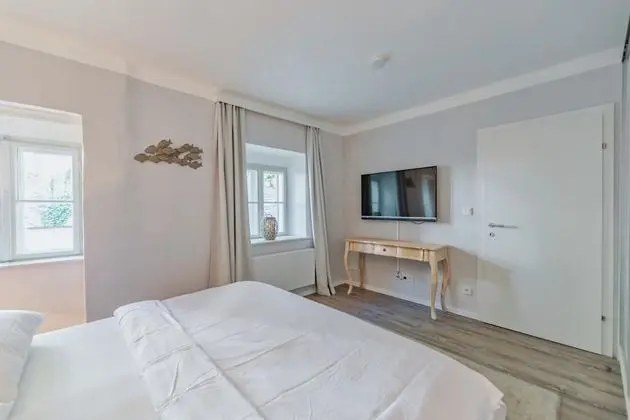 Deluxe Apartment With two Bedrooms in the Historic Downtown of D Rnstein