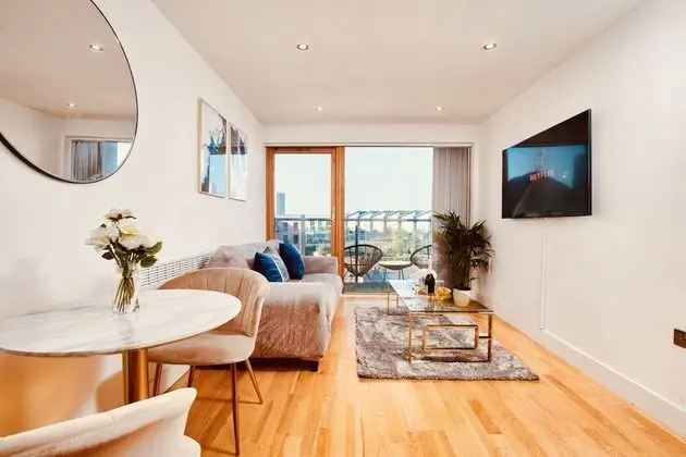 Deluxe City Centre Apt Balcony & View & Free Parking - Bar