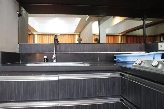 Deluxe & Comfy 2BR at Braga City Walk Apartment - Mutfak