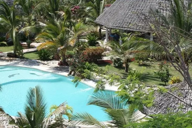 Deluxe Villa With Garden Pool With Service Staff 150mt From the sea