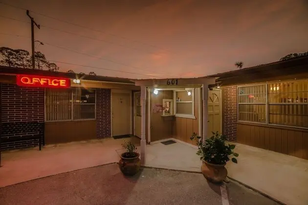 Deluxe Inn - Dış Mekan