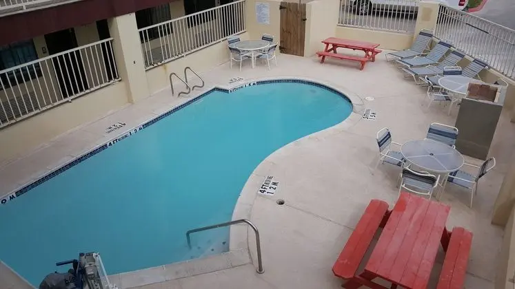 Deluxe Inn & Suites