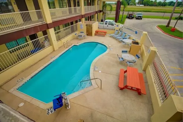 Deluxe Inn & Suites - Havuz