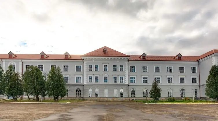 Deluxe Hotel - 1