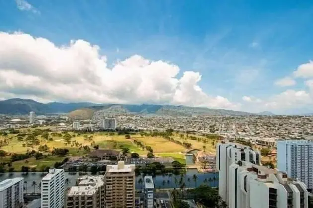 Deluxe Panoramic Mountain View Condo - 37th Floor, Free Parking & Wifi by Redawning