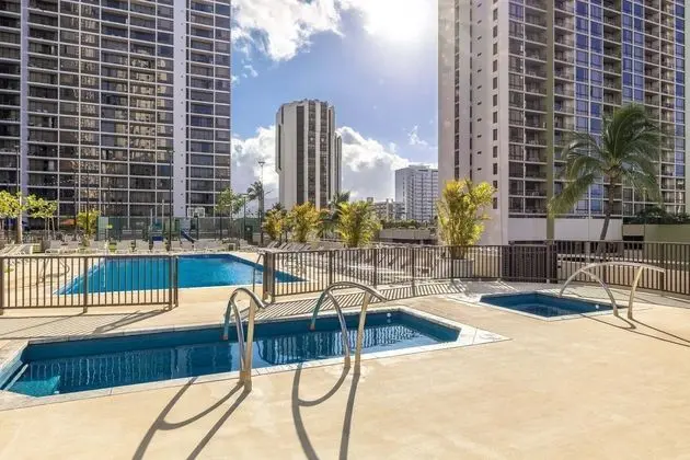 Deluxe Panoramic Mountain View Condo - 37th Floor, Free Parking & Wifi by Redawning - Havuz