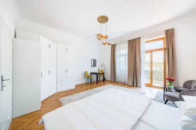 Deluxe Studio With Balcony Kingsize Bed and Free Parking in Krems Downtown