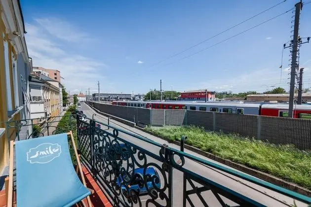 Deluxe Studio With Balcony Kingsize Bed and Free Parking in Krems Downtown
