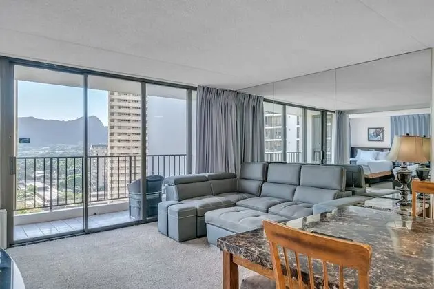 Deluxe Studio Condos Near Waikiki Beach - Free Parking & Outdoor Pool